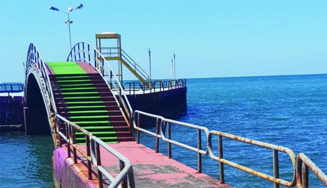 Deniz sezonu bitiyor, Erdemir plajı çürüyor