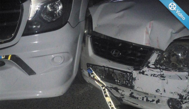 Kaza anı kamerada.. Motosiklet iki aracın arasında kaldı..