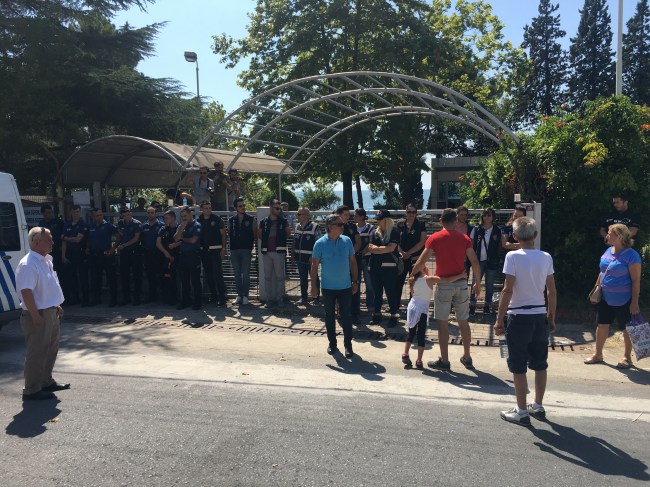 Son Dakika.. Erdemir plajı girişine polis engeli..