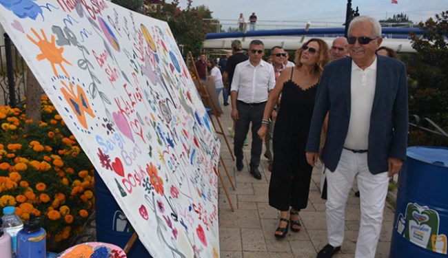 Barış tuvali'nde güvercinler uçtu, çiçekler açtı