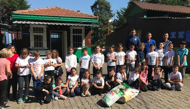 Minik kalplerden barınak hayvanlarına mama desteği