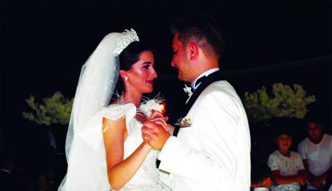 Muhteşem bir düğün ile dünya evine girdiler