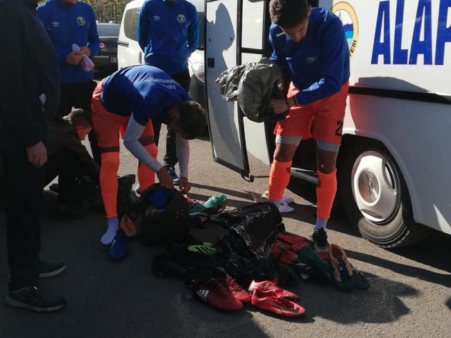 Soyunma odası verilmedi... Futbolcular sokakta giyindi..