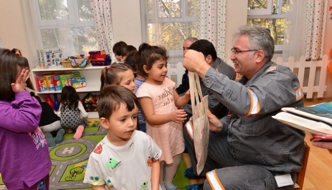 Erdemir Dünya Çocuk Hakları Günü’nde minik dostlarını unutmadı