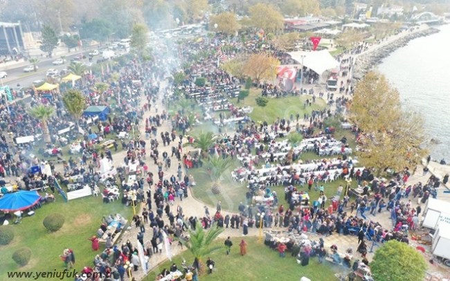 Hamsi festivali’ne yoğun ilgi Kdz.Ereğli’de 10 ton hamsi aynı sofrada paylaşıldı