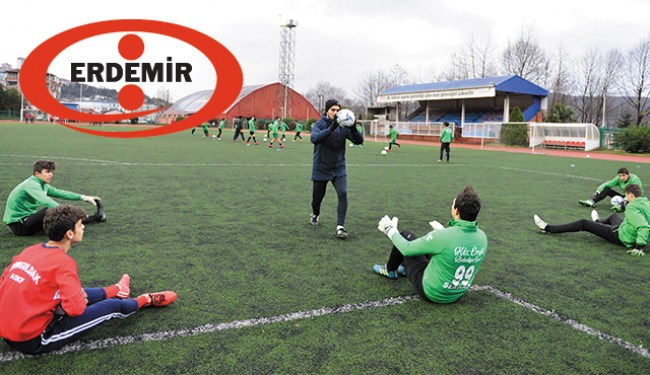 Ereğli Belediyespor, antrenmanlarını Erdemir Stad'ında gerçekleştiriyor..