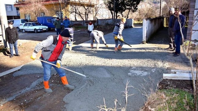 Engelli vatandaş için beton döküldü..