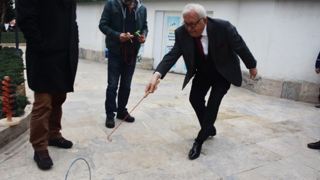 “Eski oyuncaklarınızı getirin, isminizle sergileyelim”