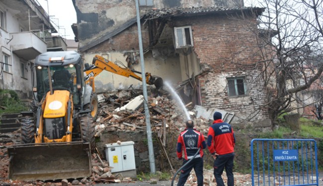 Kdz Ereğli’de metruk binalar yıkılıyor