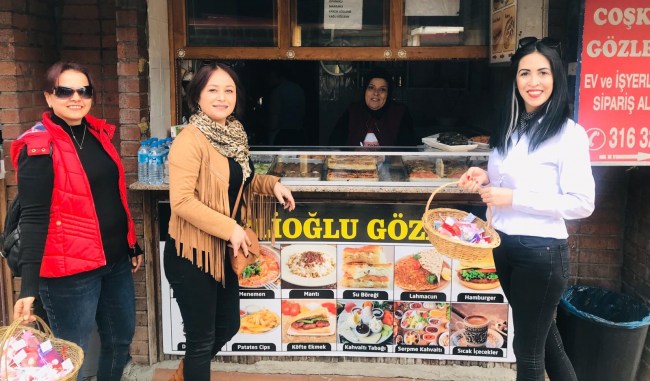 Dünya kadınlar gününde, rengarenk çiçek tohumları dağıttılar..