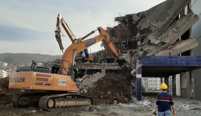 Kdz Ereğli, metruk binalardan temizleniyor