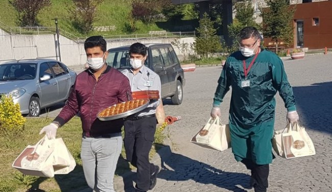Baklavacı Cengiz'den sağlık çalışanlarına tatlı ikramı..