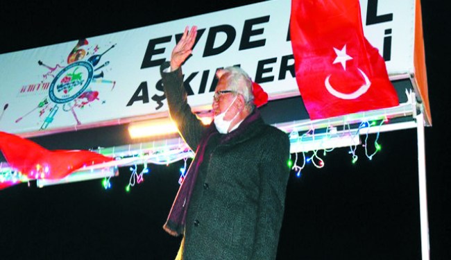 Posbıyık halkla birlikte istiklal marşını söyledi