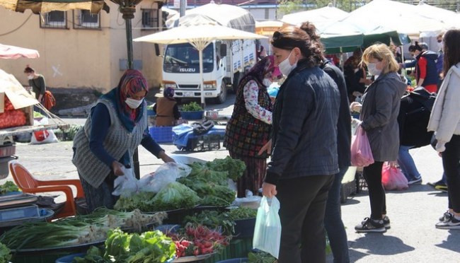 Pazaryeri açıldı, vatandaş doyasıya alışveriş yaptı..