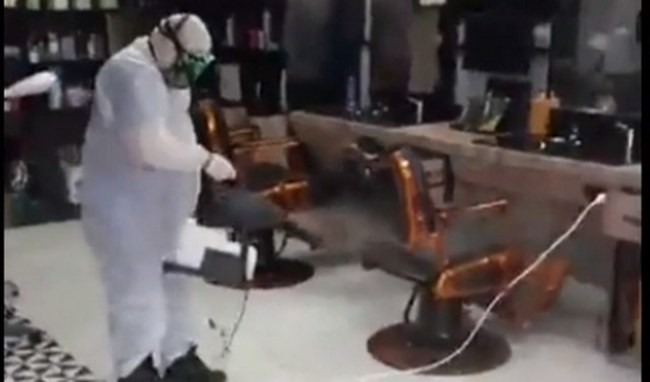 Ereğli Belediyesi, berber ve kuaförleri dezenfekte ediyor..