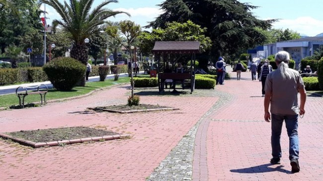 Yaşlılarımız nihayet sokakta.. 50 gün sonra ilk nefes!..