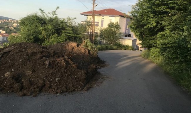 İnşaat firması yolu kapattı!..