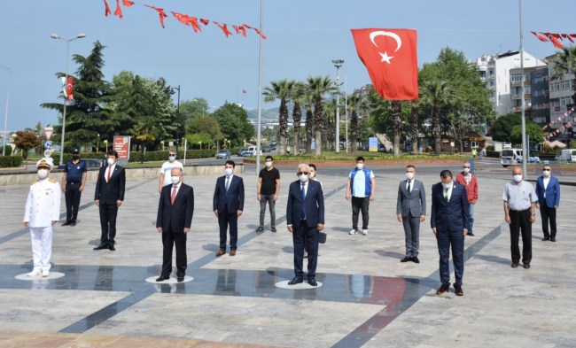 İlçe protokolü Ata’nın huzurunda..