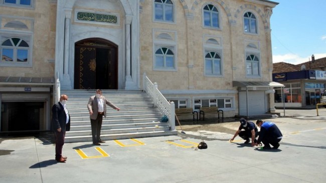 Çağlayan Cami önünde sosyal mesafeli cuma namazı hazırlığı