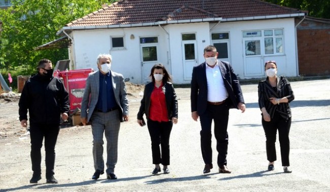 Kapalı pazaryerinde yenileme çalışmaları devam ediyor..