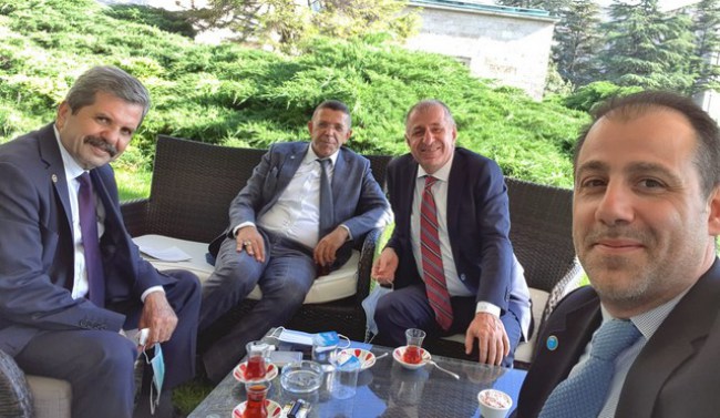 Meclis bahçesinde dost sohbeti..