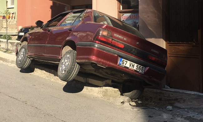 Direksiyon hakimiyetini kaybetti. Kaldırıma çıktı..