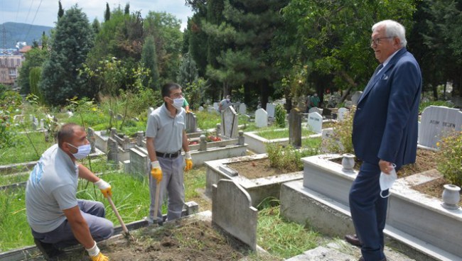 Mezarlıklar bayrama hazırlanıyor..
