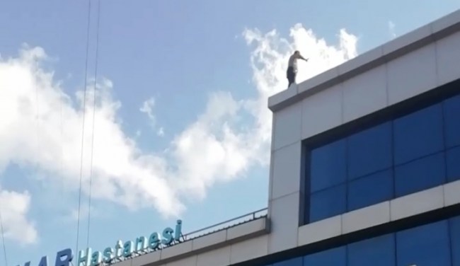Son Dakika.. İstediği ilacı alamayınca, çatıya çıktı!..