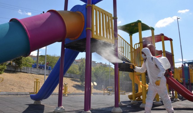 Alaplı’da parklar dezenfekte ediliyor..