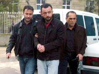 Ailesini katledip evi ateşe verdi