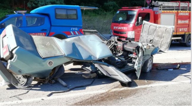 Çaycuma yolunda kaza.. Bu araçtan sağ çıktılar..
