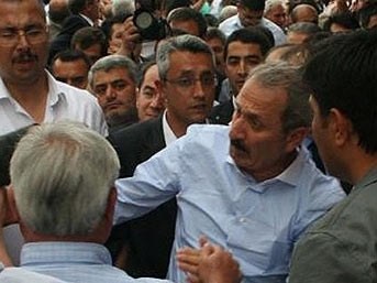 Devlet Bakanı Çağlayan'a yumruklu saldırı