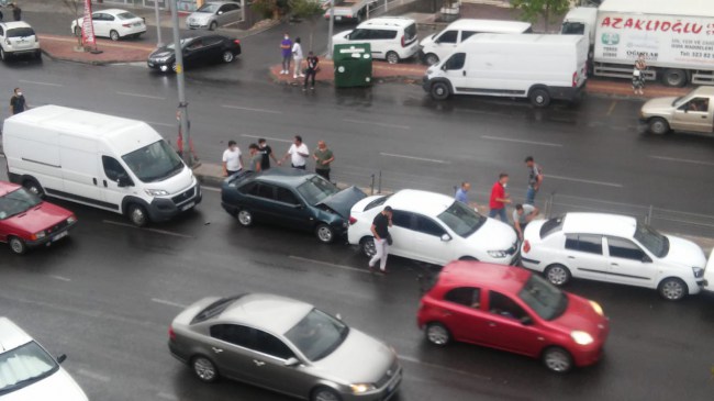 Ömer Halisdemir’de zincirleme kaza..