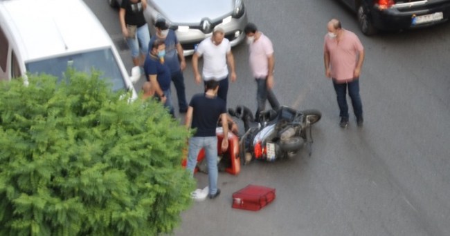 Motorsiklet, yayaya çarptı: 2 yaralı..