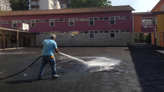 Okul bahçeleri yıkanıp, temizleniyor..