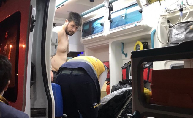 Sokak’ta yarı çıplak halde bulundu