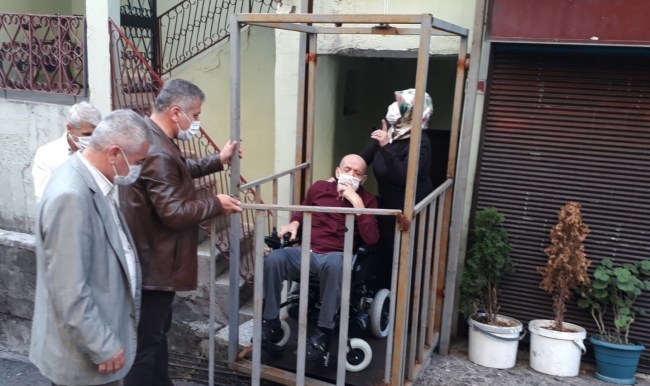 Kent Konseyinden felçli hastaya özel asansör