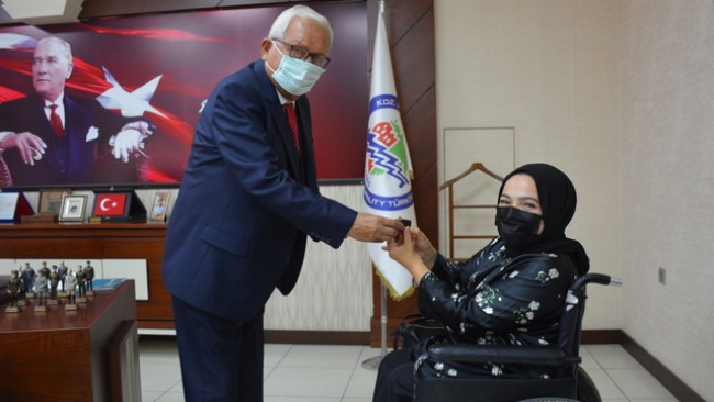 Başkan Posbıyık'tan emekli personele altın