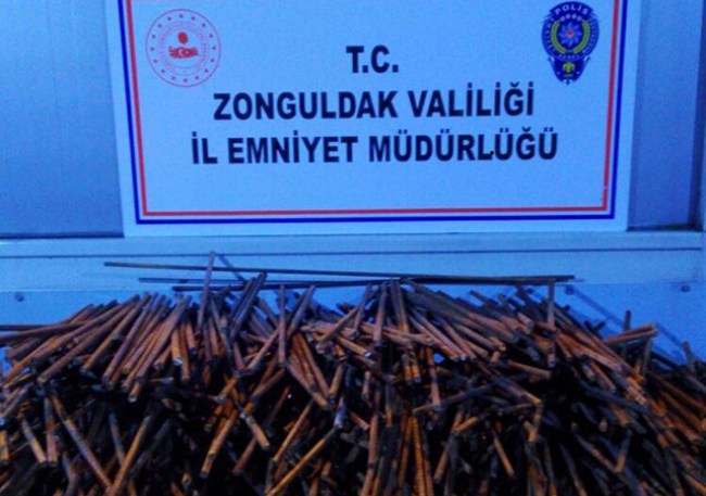 El arabası ile inşaat demirlerini çaldılar