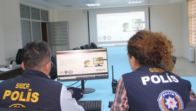 Emniyet Müdürlüğünden 350 öğrenciye güvenli internet kullanımı eğitimi