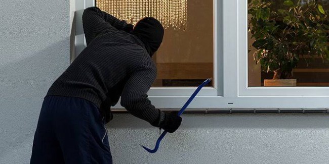 Akü hırsızları güvenlik kameralarına takıldı