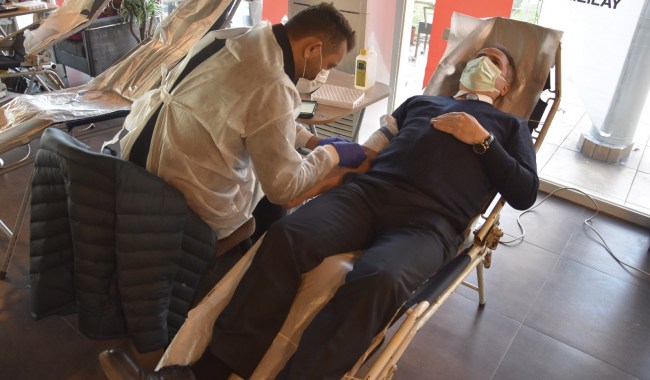 AK Parti’den pandemiye rağmen kan bağışı