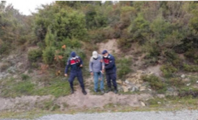 Ormanda kaybolan alzheimer hastasını jandarma buldu