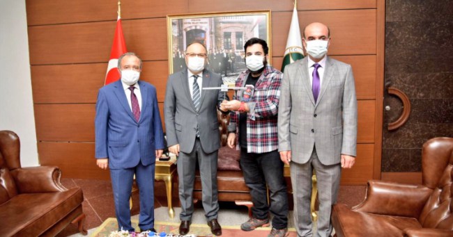 Türkiye’nin ilk cep uydusu maketi Zonguldak valisine takdim edildi