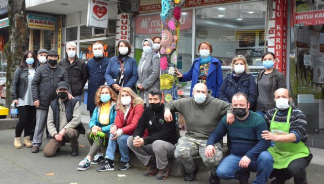 Pazaryeri önündeki ağaçlar rengarenk motiflerle çiçek açtı