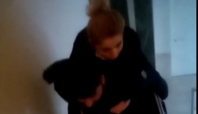 Engelli kızlarını sırtında taşıyan baba, belediye'den yardım bekliyor