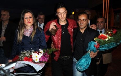 Mesut Özil, özel uçakla memleketi Zonguldak'a geldi