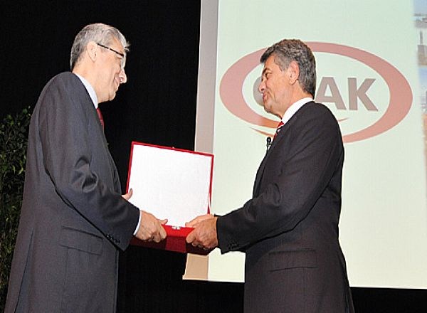 Ulusoy'dan Özgen'e teşekkür plaketi..