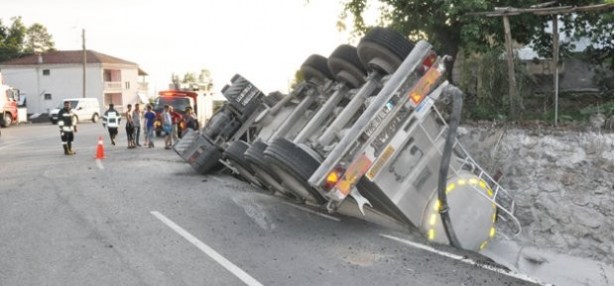 TIR KANALA GİRDİ