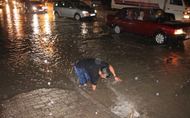 Şiddetli yağış Ereğli'yi göle çevirdi